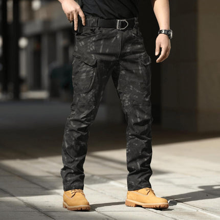 Pantalones tácticos impermeables negros para hombre con múltiples bolsillos, ideales para actividades al aire libre.