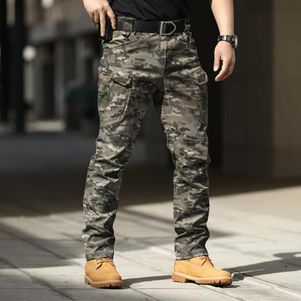 Pantalones tácticos impermeables camuflados para hombre, con múltiples bolsillos y diseño resistente para exteriores.