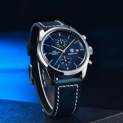 Reloj Benyar Elegance para hombre, esfera azul, correa de cuero negro, diseño inspirado en aviación clásica.