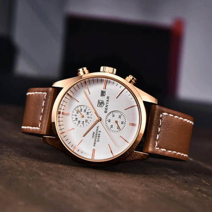 Reloj Benyar Elegance para hombre, carcasa dorada, esfera blanca, correa de cuero marrón, diseño inspirado en aviación clásica.