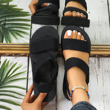 Sandalia negra ComfortFlex de mujer, plataforma ligera, suela antideslizante, ideal para estilo casual, reflexión en espejo.