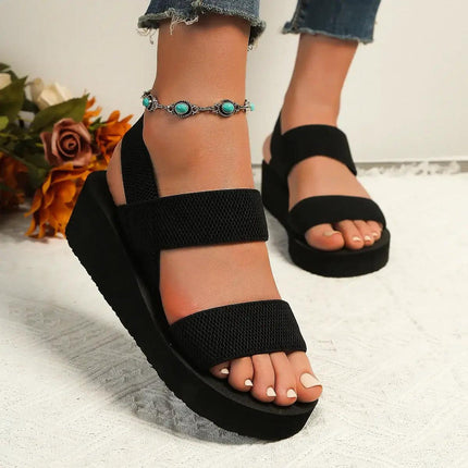 Sandalia ComfortFlex negra de mujer con cuña ligera, suela antideslizante, correa ajustable, ideal para uso diario casual.