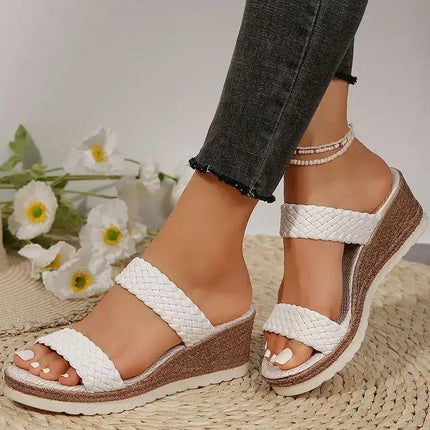 Sandalia Easy Step Mujer, cuña liviana, punta abierta, trenzado blanco, ideal verano, estilo y confort.