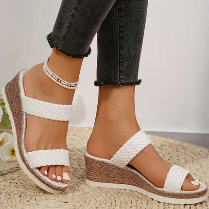 Sandalia Easy Step Mujer de cuña marrón, diseño de punta abierta, tejido blanco, ideal para verano