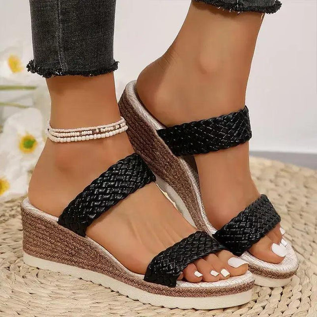 Sandalia Easy Step mujer de cuña liviana, diseño de punta abierta, color negro, ideal para el verano, estilo y confort.