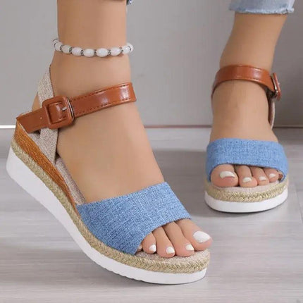 Sandalia estilo fino para mujer, azul y marrón, con cuña suave y detalles modernos, ideal para eventos de verano.