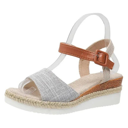 Sandalia de mujer estilo fino chaleco gris, cuña alta, hebilla marrón, para eventos elegantes y verano, argentina.