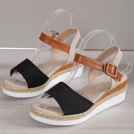 Sandalia estilo fino mujer en color negro y marrón, material textil y cuero, ideal para eventos elegantes, tacón alto de 5-8 cm.