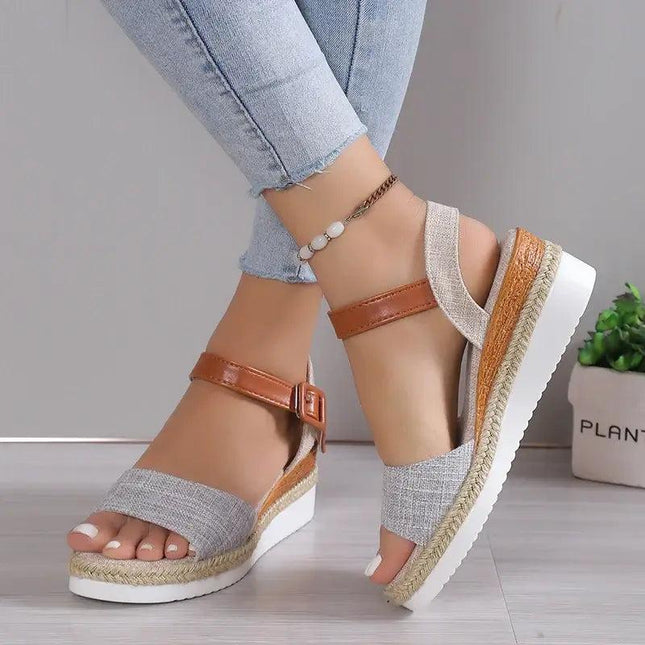 Sandalia estilo fino mujer, material textil gris con detalles cuero marrón, plataforma ligera, ideal para verano.