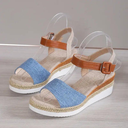 Sandalia fina mujer, cuña con diseño azul y correa marrón, ideal para eventos elegantes, verano, Argentina