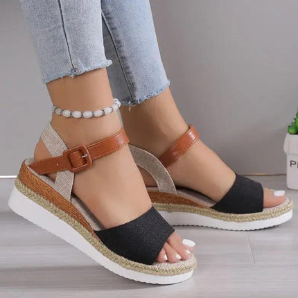 Sandalia de mujer elegante en tonos marrón y negro, con plataforma de 3 cm, ideal para verano, fondo blanco gris.