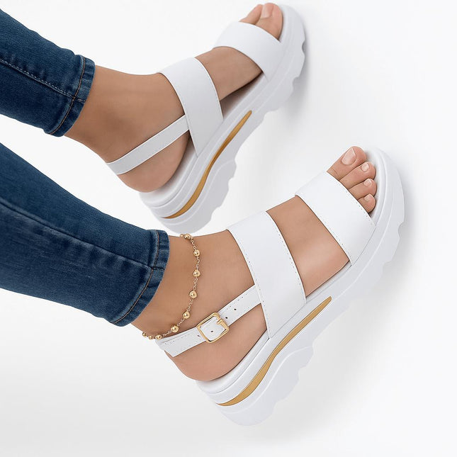 Sandalia blanca de mujer con hebilla, cuña mediana y estilo formal para un look casual y cómodo.