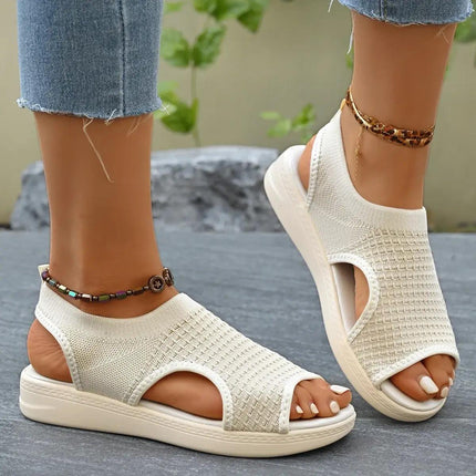 Sandalia Pez Light blanca de mujer, diseño moderno, tejido sintético, ideal verano, elegancia y confort.