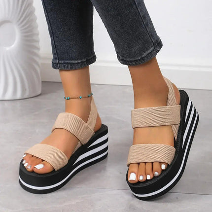 Sandalia Suela Soft mujer en beige con cuña gruesa y punta abierta, ideal para el verano, cómoda y con correa trasera.