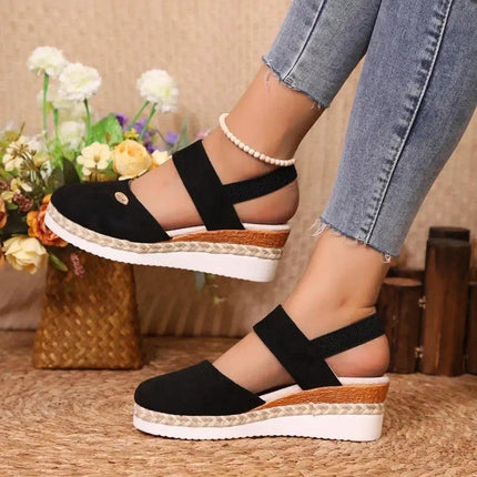Sandalia urban cuña negra para mujer, estilo gladiador moderno, con plataforma cómoda y correa ajustable, verano 2023.