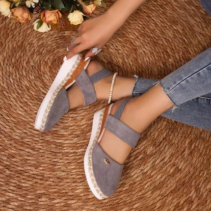 Sandalia Urban Cuña gris para mujer, de cuero, plataforma tipo cuña, ideal para el verano, estilo casual moderno.