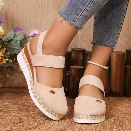 Sandalia urbana de cuña beige para mujeres, estilo gladiador moderno, con correa ajustable y plataforma cómoda.