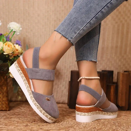 Sandalia Urban Cuña de gamuza gris para mujer con plataforma, estilo gladiador moderno, ideal para verano, casual elegante.