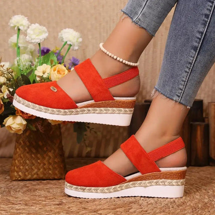 Sandalia Urban Cuña roja para mujer, plataforma cuña, textil, cierre hebilla, look casual y moderno.