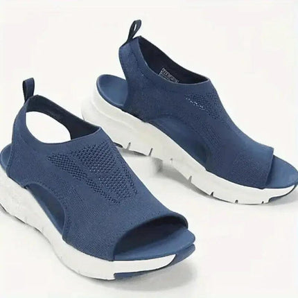 Sandalia mujer azul con cuña ligera y ajuste cómodo, ideal para verano, estilo casual. Material respirable y diseño ergonómico.