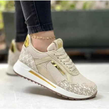 Zapatillas casuales Ivory Glow para mujer, color beige con detalles dorados, diseño moderno y elegante. Estilo urbano 2025.
