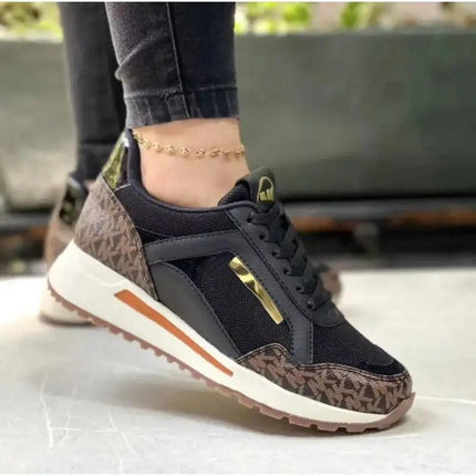 Zapatillas casuales Ivory Glow para mujer, elegantes con detalles metálicos dorados y mezcla de texturas modernas.