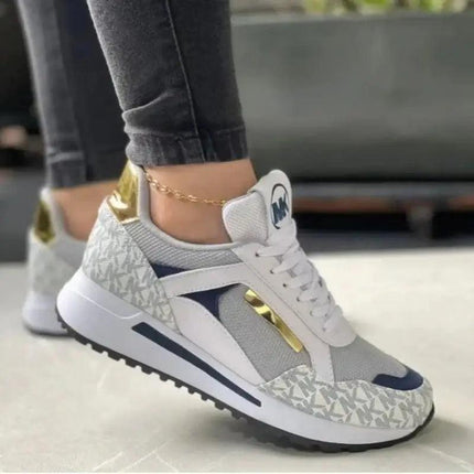 Zapatillas casuales Ivory Glow para mujeres, mezcla de texturas, tonos neutros y dorado, estilo urbano 2025.