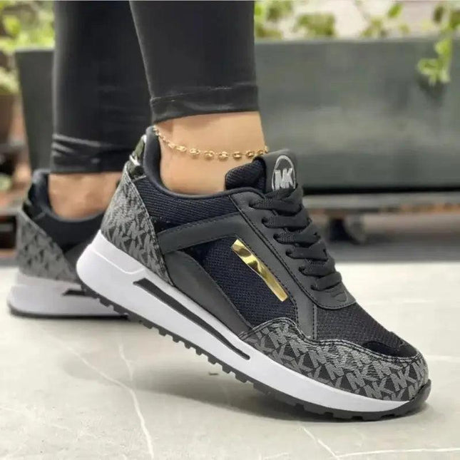 Zapatillas casuales Ivory Glow para mujer, negras con detalles dorados y texturas modernas, estilo urbano 2025.