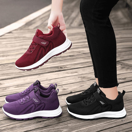 Zapatillas ComfyRun en burdeos, negro y violeta, para mujeres activas, con tejido respirable y suela de alto rebote.