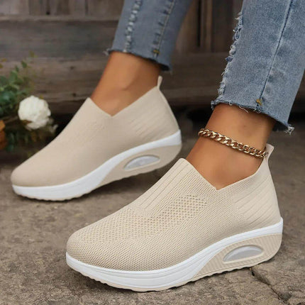 Zapatillas Confortplus de mujer en color beige, material de alta calidad, suela acolchada y diseño cómodo para uso diario.