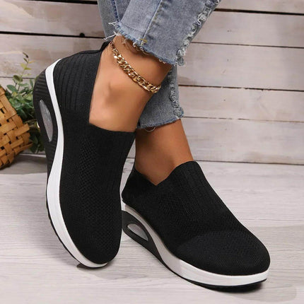 Zapatillas Confortplus negras de tejido suave para mujer, diseño cómodo y moderno, ideales para el uso diario.