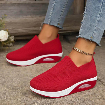 Zapatillas Confortplus rojas de tela para mujer, con suela blanca y plataforma alta, ideales para comodidad diaria.