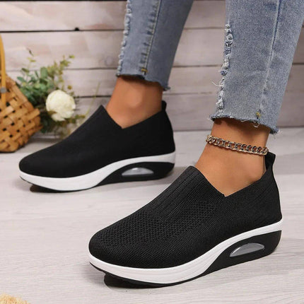 Zapatillas Confortplus negras de mujer, material elástico y cómodo, ideales para uso diario, sin irritaciones.
