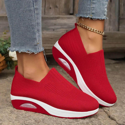 Zapatillas Confortplus rojas casuales para mujer, con plataforma blanca, tejido confortable, ideales para uso diario.
