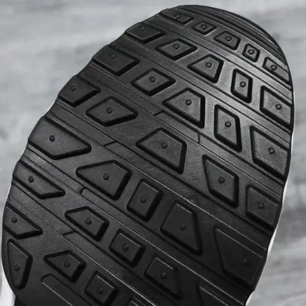 Suela negra de zapatillas de malla para hombre, diseño antideslizante, ideal para uso urbano moderno.