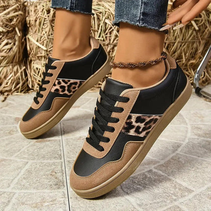 Zapatillas urbanas de cuero PU con diseño leopardo para mujer, color negro y beige, tendencia 2025.
