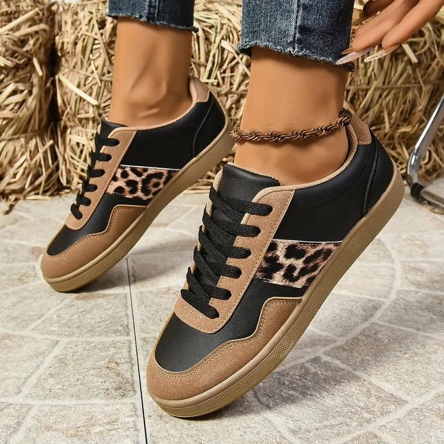 Zapatillas urbanas de cuero PU con diseño leopardo para mujer, color negro y beige, tendencia 2025.