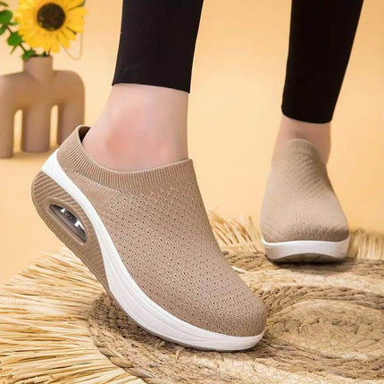 Zapatillas Luisa Mujer ergonómicas beige, tejido respirable, suela anti-impacto, diseño cómodo y moderno.