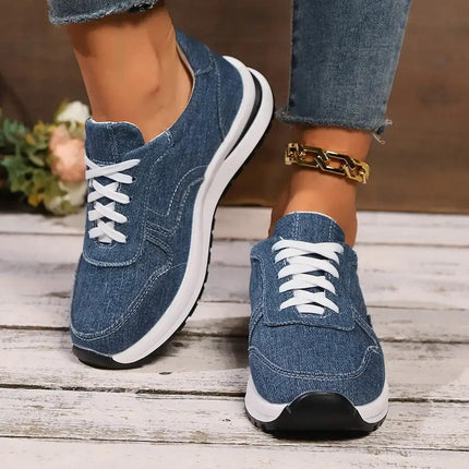 Zapatillas casuales de mujer en denim azul, estilo urbano, suela cómoda, ideal para combinar con jeans o vestidos.