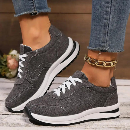 Zapatillas de mujer casual en denim azul indigo, diseño cómodo y urbano, ideales para combinar con jeans o vestidos.