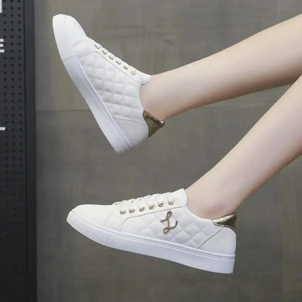Zapatillas Mujer Lune blancas de cuero sintético, estilo matelassé con detalles metálicos, elegancia urbana.