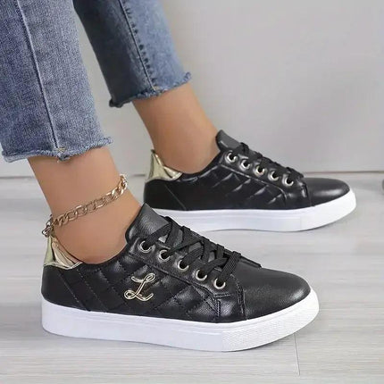 Zapatillas Mujer Lune negras de cuero sintético con detalles metálicos para estilo urbano elegante.