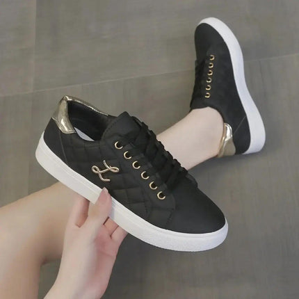 Zapatillas Mujer Lune negras, estilo matelassé, detalles metálicos dorados, material sintético, elegancia urbana.