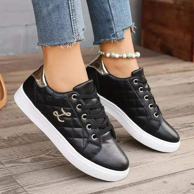 Zapatillas mujer estilo urbano, negro, cuero sintético acolchado, detalles metálicos, ideal para estilo cómodo y moderno.