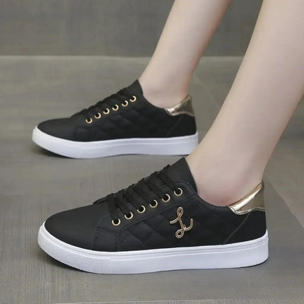 Zapatillas Mujer Lune negras, material tipo cuero sintético con detalles metálicos en talón y ojales, diseño urbano elegante.