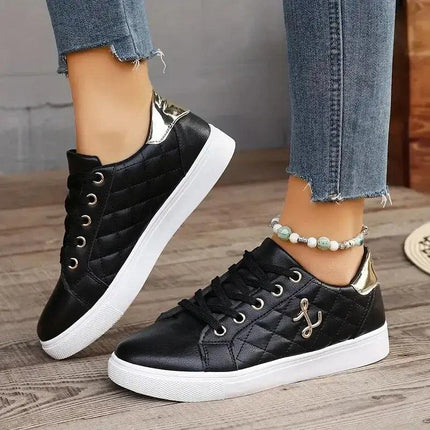 Zapatillas Mujer Lune negras, diseño matelassé, detalles metálicos, material simil cuero, elegancia urbana.