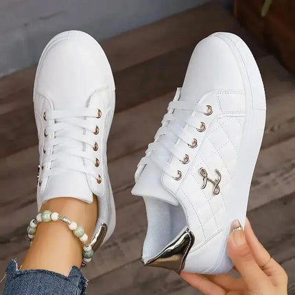 Zapatillas Mujer Lune blancas, material sintético acolchado, detalles metálicos elegantes, para estilo urbano y sofisticado.