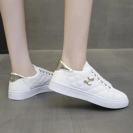 Zapatillas Mujer Lune blancas, cuero sintético acolchado con detalles metálicos, elegancia urbana para mujer.