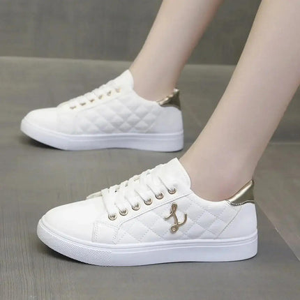Zapatillas Mujer Lune blancas, material sintético acolchado, detalles metálicos dorados, estilo urbano elegante.