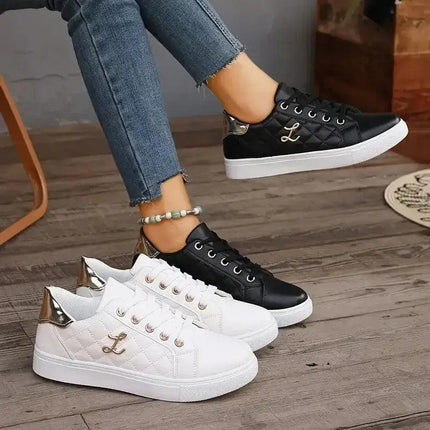 Zapatillas Mujer Lune en cuero sintético acolchado, detalles metálicos, en blanco y negro. Estilo urbano para mujer.